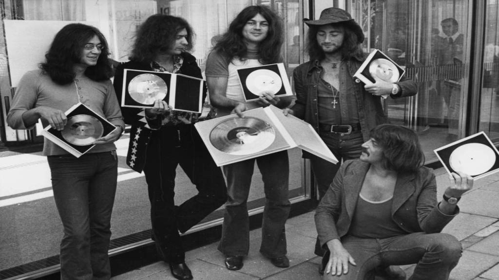 Deep Purple üyelerinin altın plakları kutlaması, 1970'ler siyah beyaz fotoğrafı.