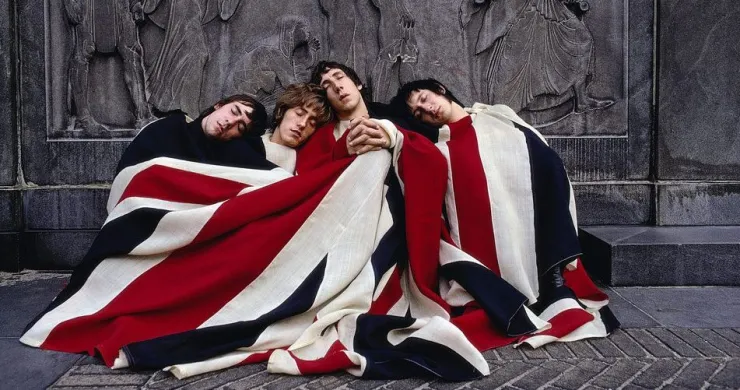 İngiliz rock grubu The Who'nun üyeleri, Union Jack temalı bir battaniye altında uyuyor.