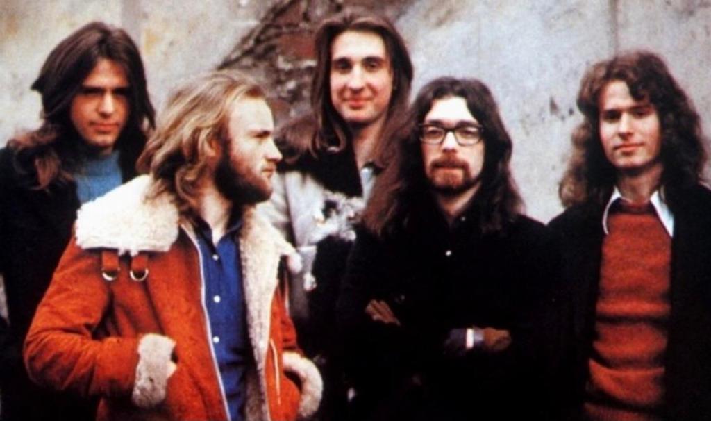 Genesis müzik grubunun 1970'lerdeki beş üyesinin bir arada durduğu bir fotoğraf.