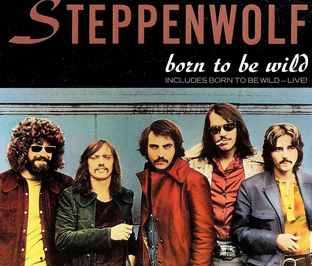 Steppenwolf grubunun, "Born to Be Wild" albümünün kapak fotoğrafı, üyeleri bir arada dururken gösteriyor, retro bir tarzda giyinmişler.