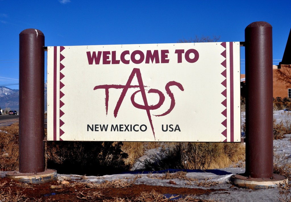 Taos kasabasına hoş geldiniz tabelası, New Mexico, ABD