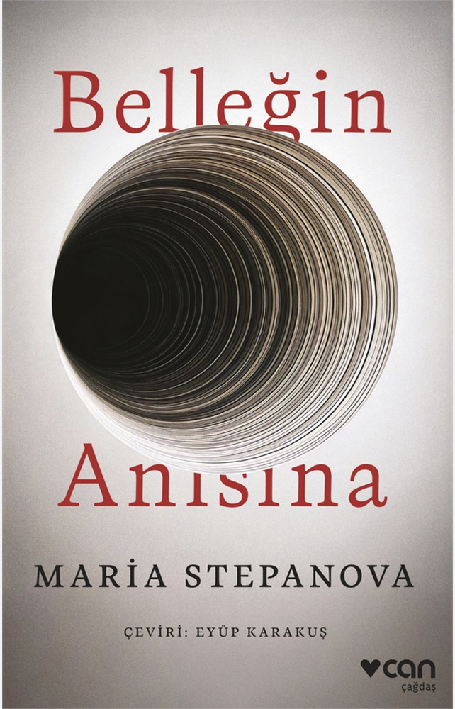 Maria Stepanova'nın 'Belleğin Anısına' adlı kitabının kapağı, üzerinde kitabın adı ve yazarın adı yazılı grafiksel bir tasarıma sahip.