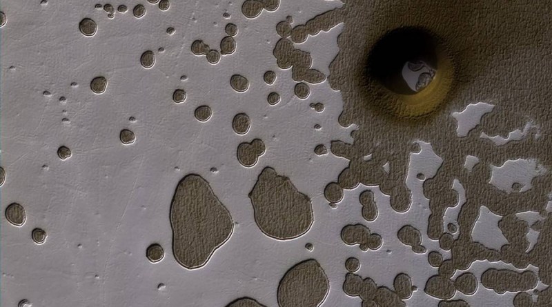 Mars’ta İsviçre Peynirine Benzeyen İlginç Çukur