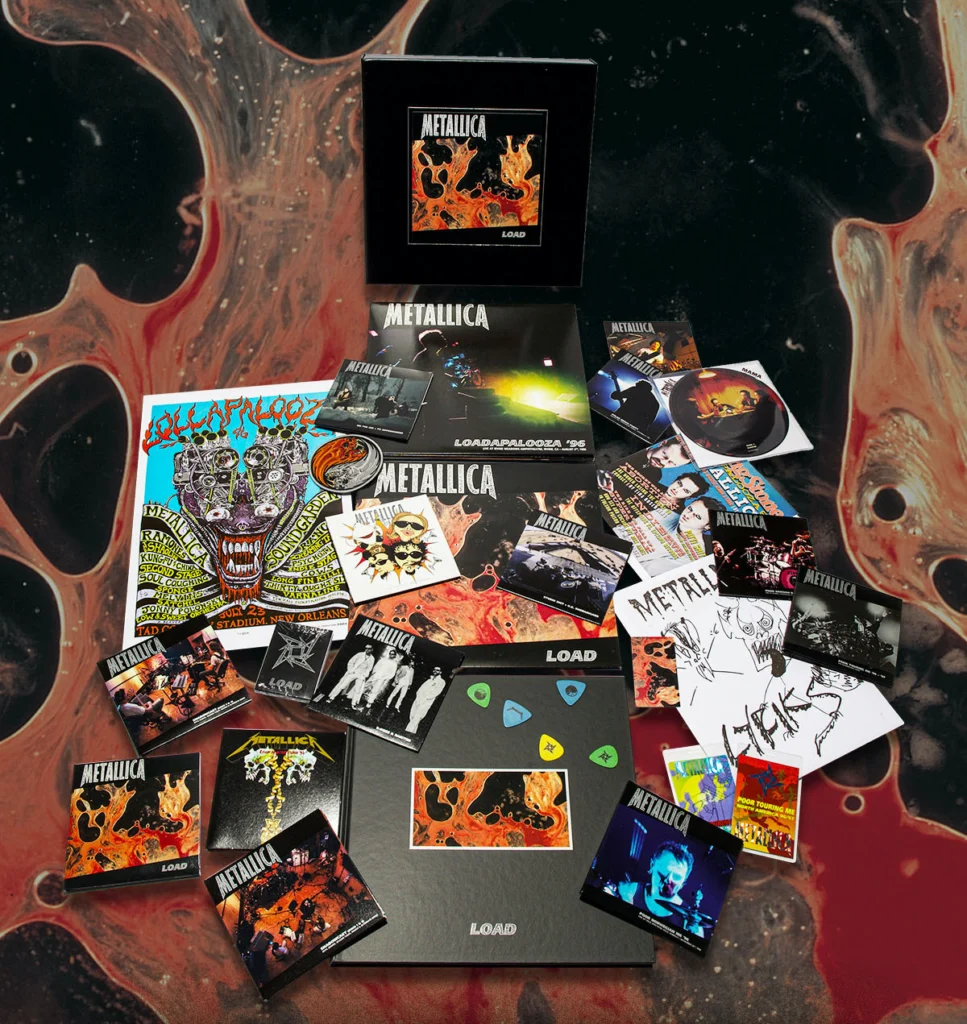Metallica'nın 'Load' albümüne ait dev kutu seti, vinyl, CD, DVD ve özel içerikler ile birlikte sergilenmiş.