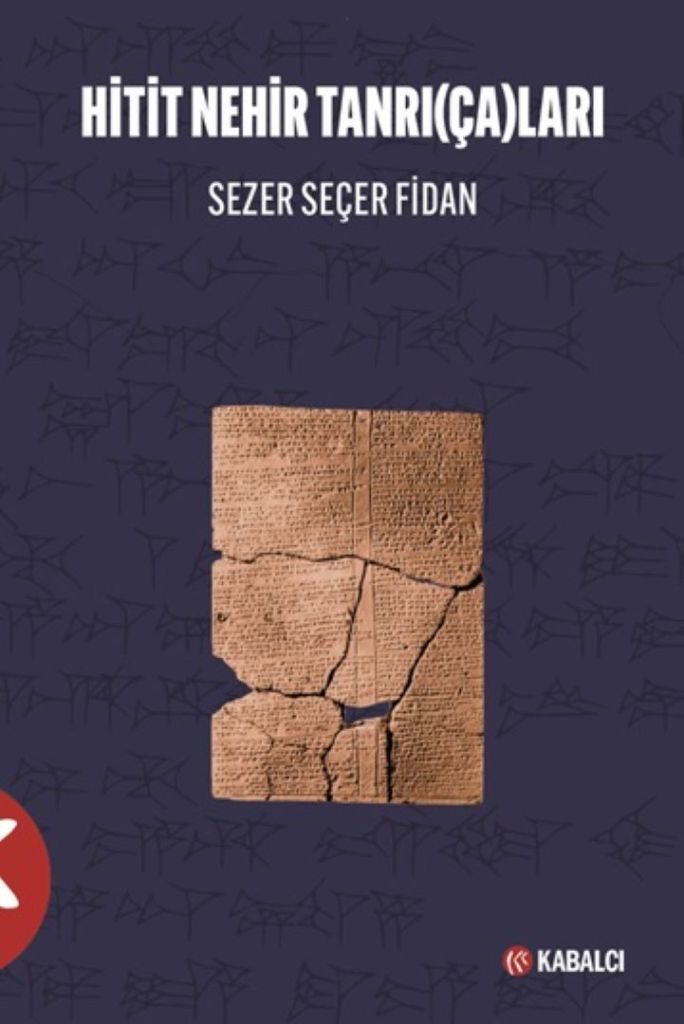 Hitit Nehir Tanrı(ça)ları kitabının kapağı, eserin başlığı ve yazarı Sezer Seçer Fidan'ın adı ile birlikte hitit çivi yazısı motifleri arka planda yer alıyor.