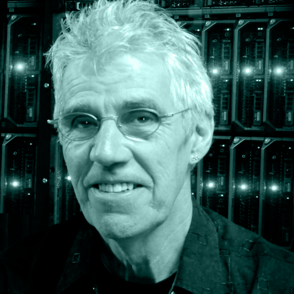 Steve Schroyder, eski Tangerine Dream üyesi, gülümseyerek poz veriyor. Arka planda müzik ekipmanları yer alıyor.
