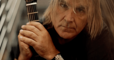 The Alarm’ın Solisti Mike Peters Hayatını Kaybetti