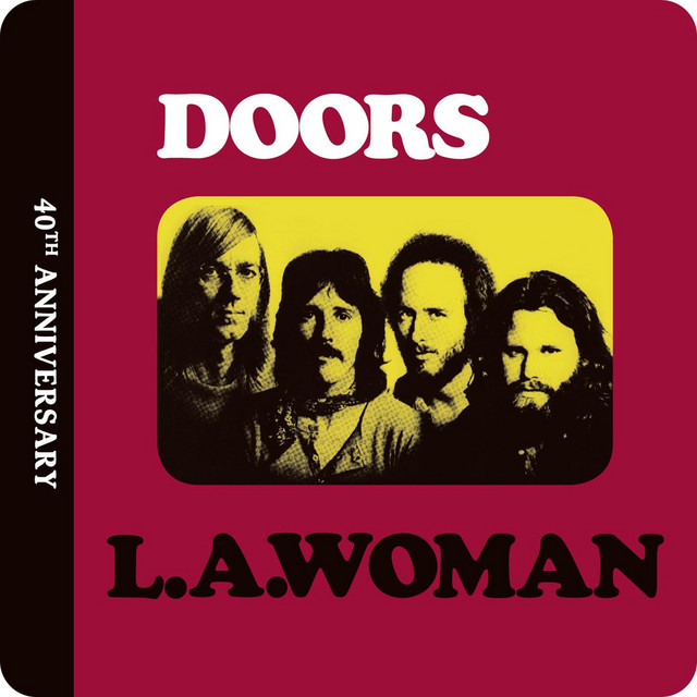 The Doors'un 'L.A. Woman' albümünün 40. yıl dönümünü kutlayan kapak tasarımı, grup üyelerinin yüzlerini gösteren bir görüntü ile birlikte sade bir arka plana sahiptir.