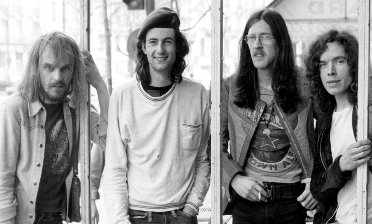 Van der Graaf Generator grubunun dört üyesinin bir arada durduğu, tarihi bir siyah beyaz fotoğraf.