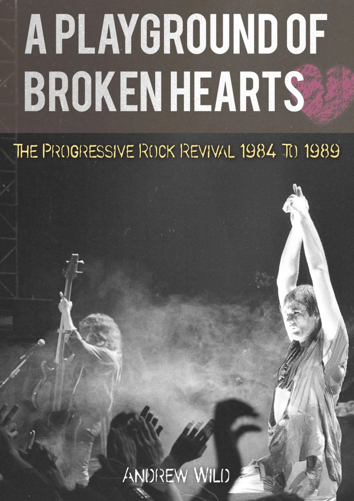 A Playground Of Broken Hearts kitabının kapağı, 1984 ile 1989 arasındaki progresif rock canlanmasını ele alıyor. Kapakta, sahnede performans sergileyen müzisyenler ve kalabalık bir izleyici yer alıyor.