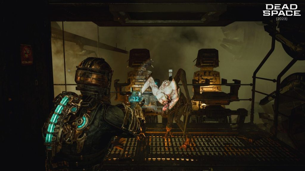 Dead Space (2023) oyunundan bir sahne, mühendis Isaac Clarke'ın karanlık bir ortamda mutant bir yaratıkla karşılaştığı anı gösteriyor. Yaratık, mekanik bir alanda tedirgin edici bir şekilde duruyor.