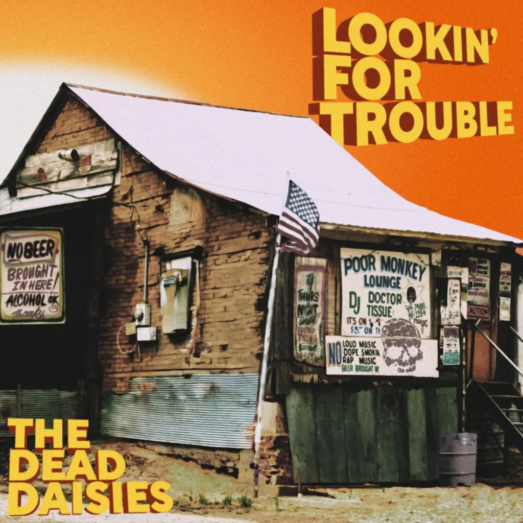 The Dead Daisies'in 'Lookin' For Trouble' albümüne ait olan kapak, eski bir binanın dış cephesiyle birlikte, üzerindeki yazılar ve Amerikan bayrağıyla dikkat çekiyor.