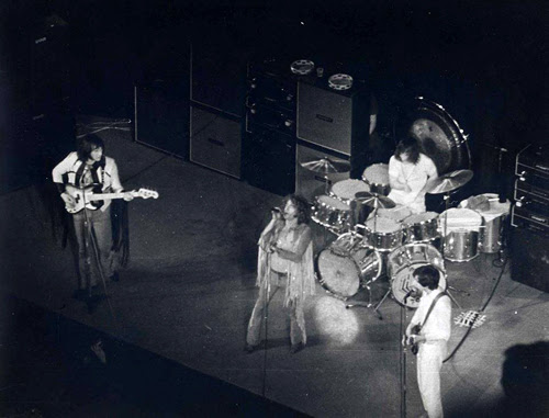 The Who konserinde sahnede dört müzisyen, sadece ses ve müzikle değil, sahne performanslarıyla da etkin bir gösterim yapıyor.